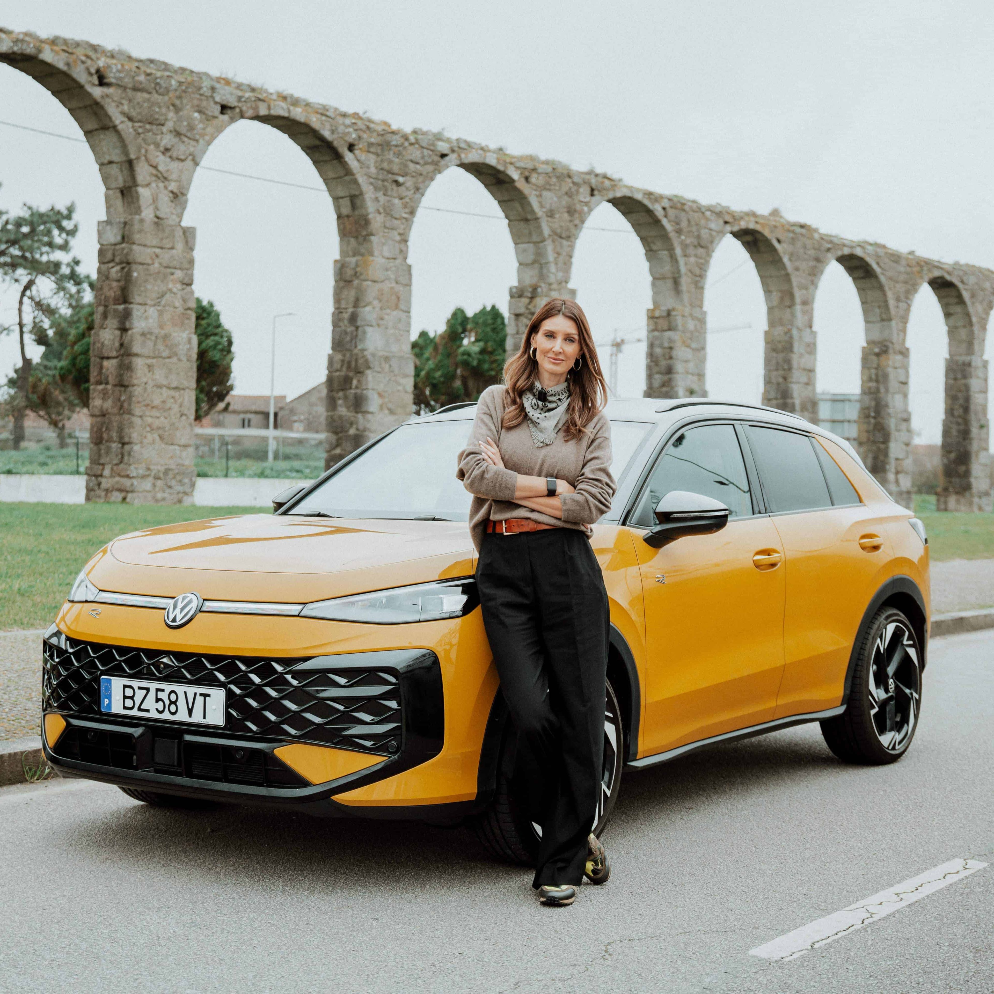 Série De Portugal para o Mundo. Diana Pereira ao lado do Novo T-Roc.